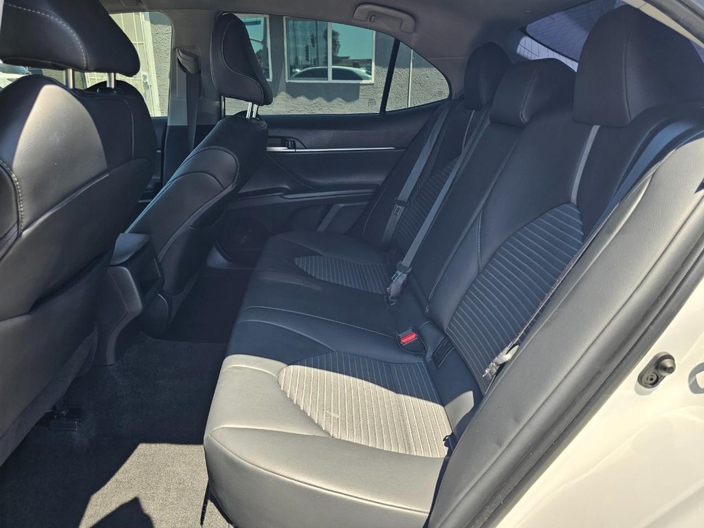 Toyota Camry Vehicle Full-screen Gallery Image 26
