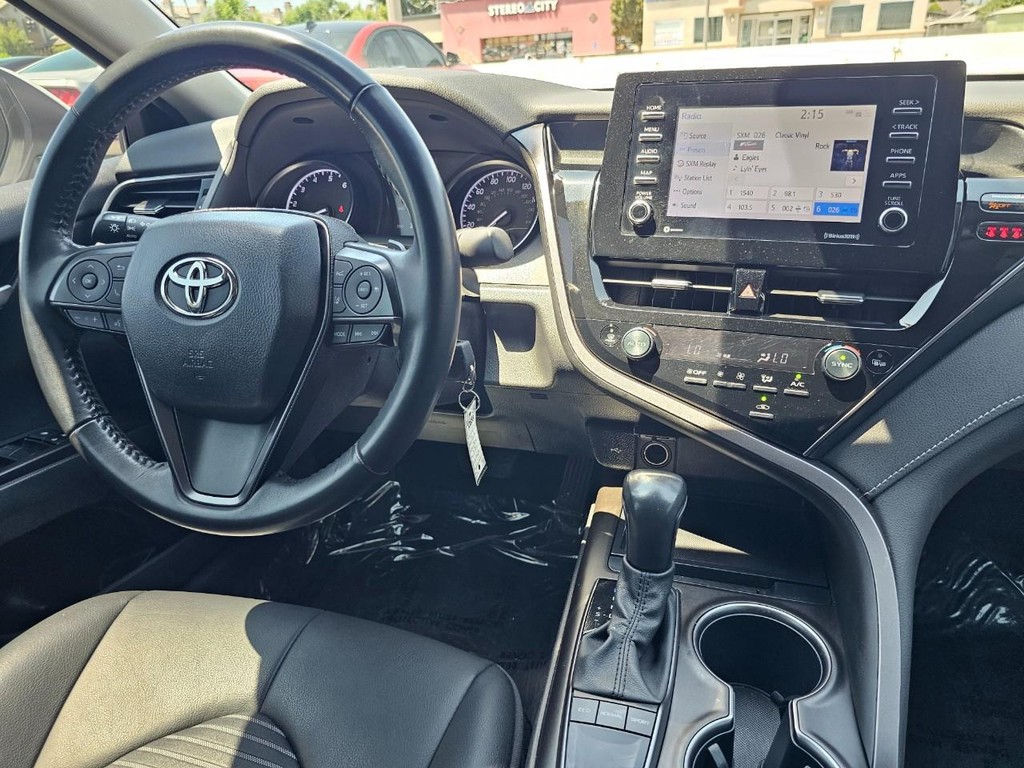 Toyota Camry Vehicle Full-screen Gallery Image 30