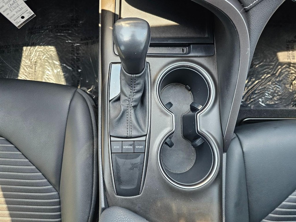 Toyota Camry Vehicle Full-screen Gallery Image 32