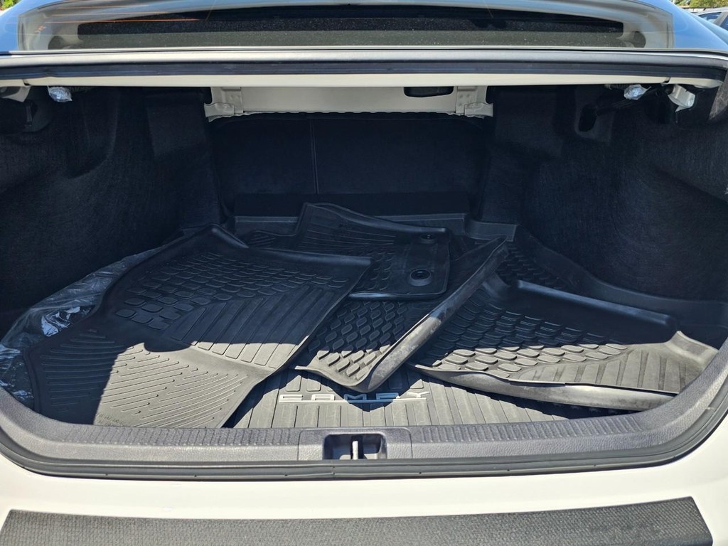Toyota Camry Vehicle Full-screen Gallery Image 34