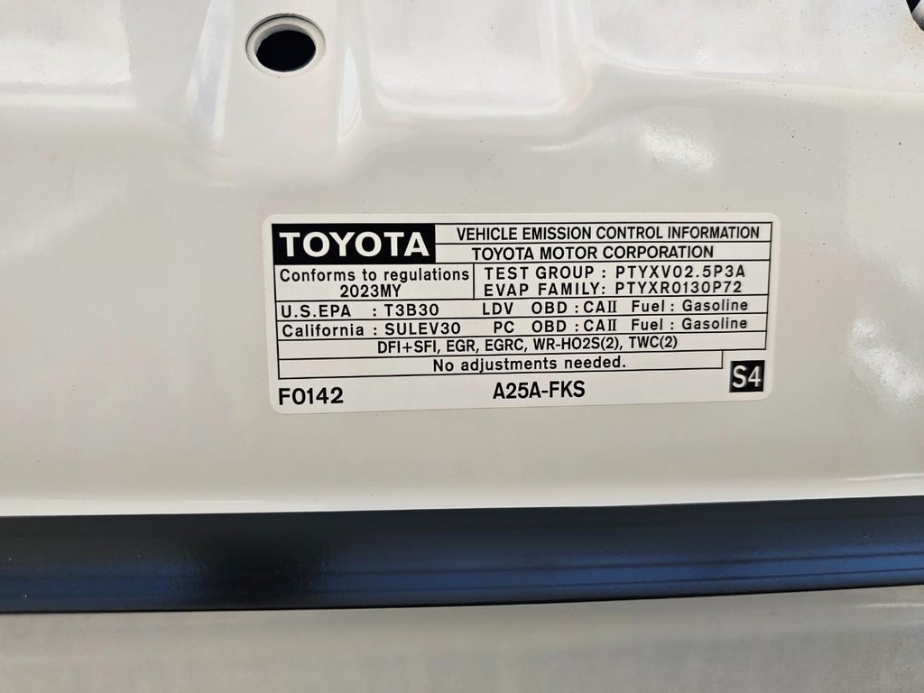Toyota Camry Vehicle Full-screen Gallery Image 36