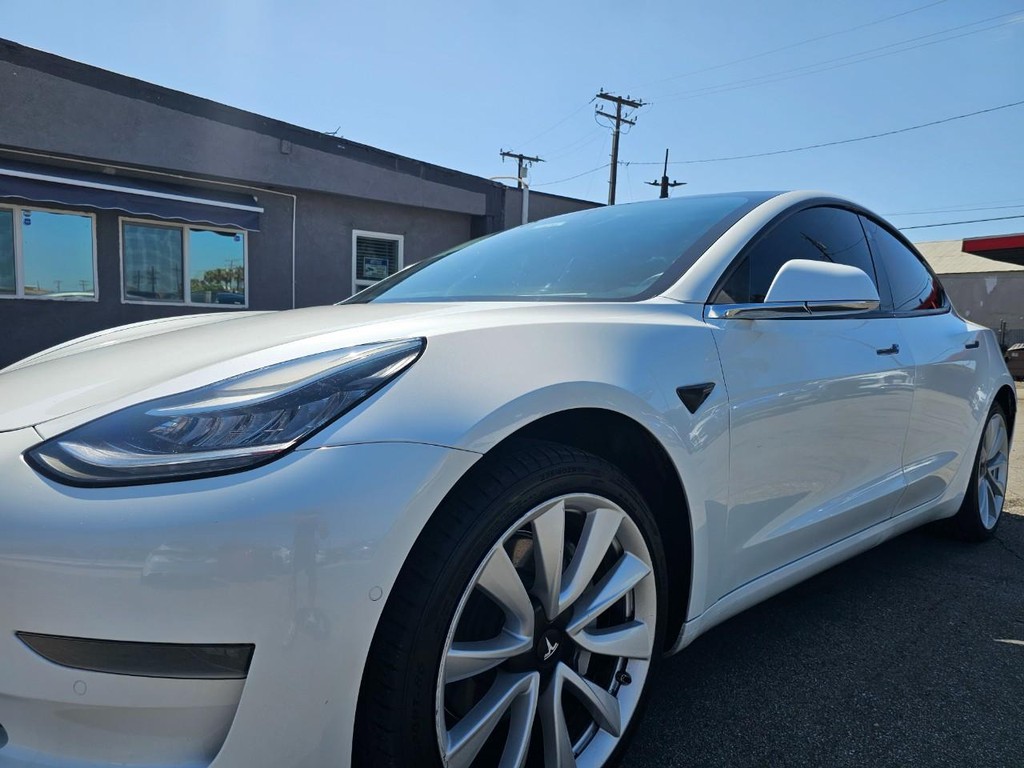 Tesla Model 3 Vehicle Full-screen Gallery Image 10