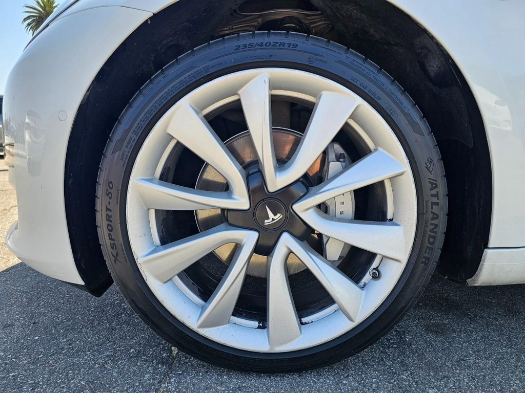 Tesla Model 3 Vehicle Full-screen Gallery Image 15