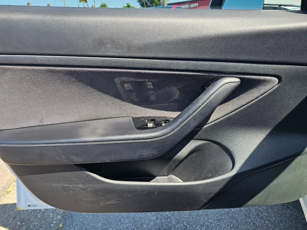 Tesla Model 3 Vehicle Full-screen Gallery Image 16