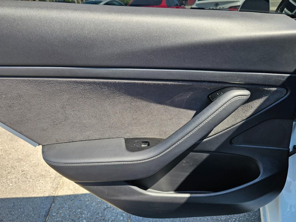 Tesla Model 3 Vehicle Full-screen Gallery Image 19