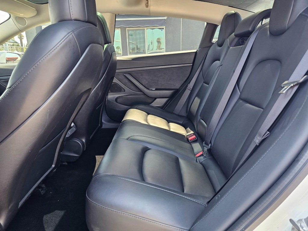 Tesla Model 3 Vehicle Full-screen Gallery Image 20