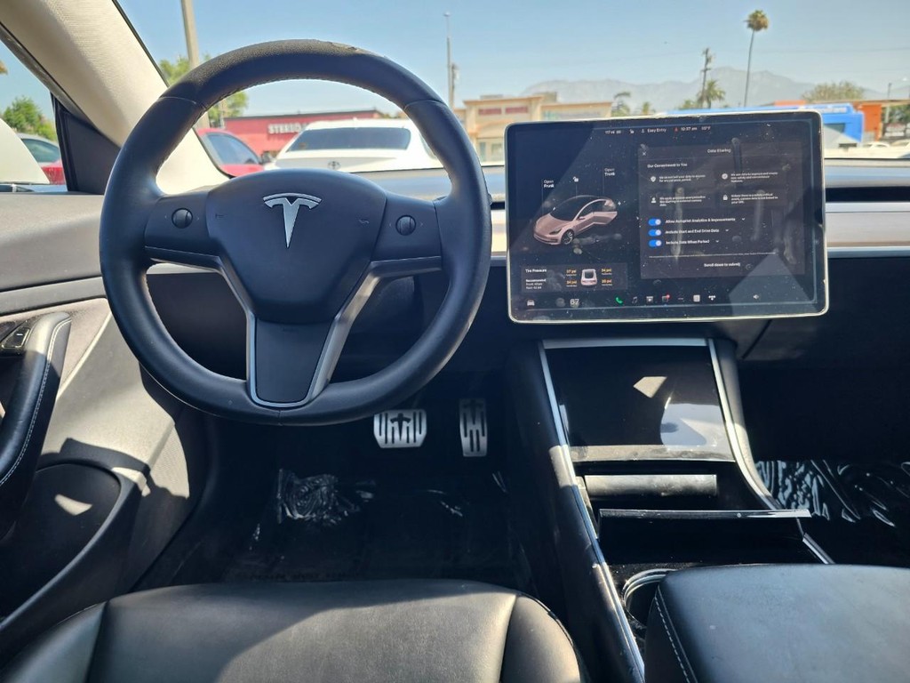 Tesla Model 3 Vehicle Full-screen Gallery Image 22