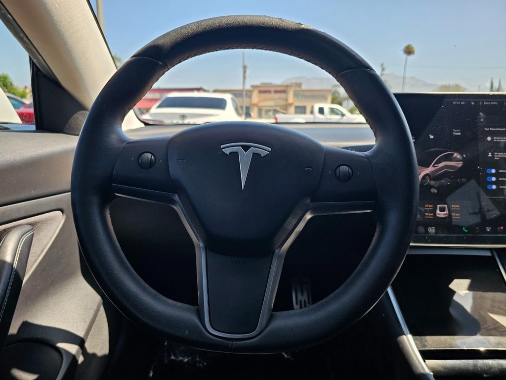 Tesla Model 3 Vehicle Full-screen Gallery Image 23
