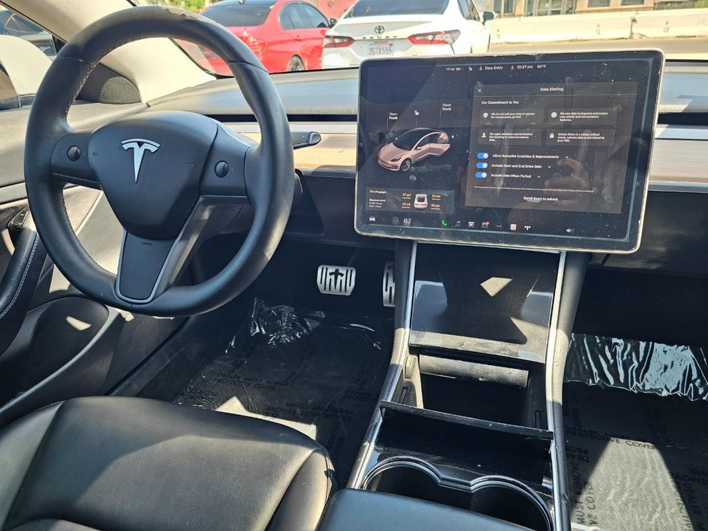 Tesla Model 3 Vehicle Full-screen Gallery Image 24