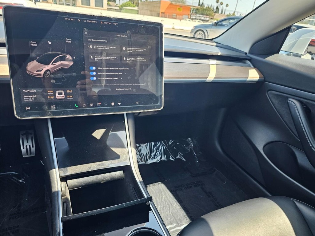 Tesla Model 3 Vehicle Full-screen Gallery Image 25