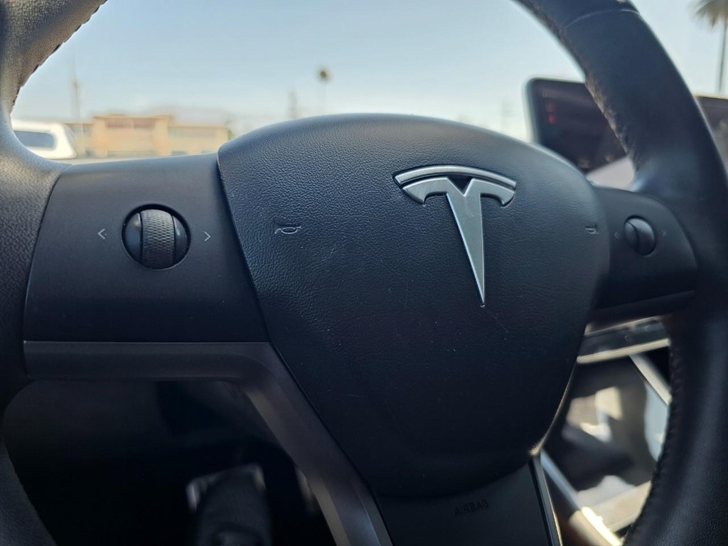 Tesla Model 3 Vehicle Full-screen Gallery Image 28