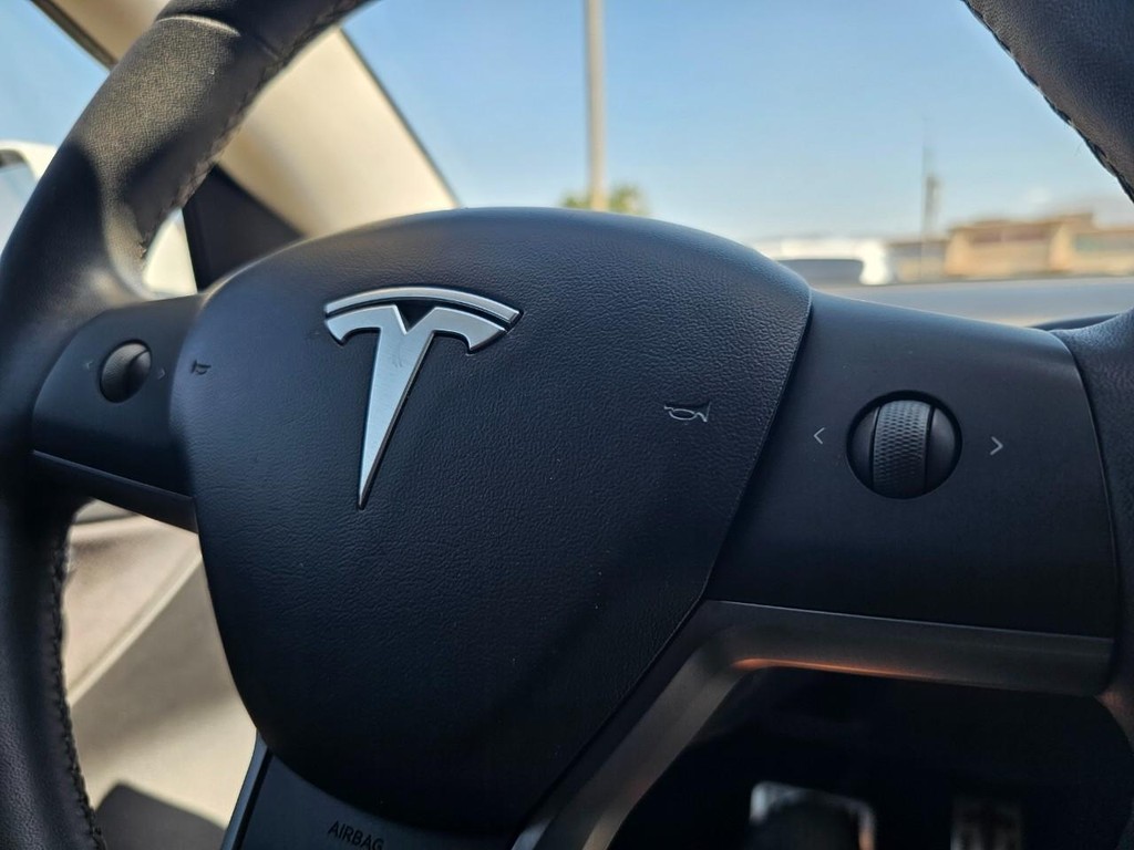 Tesla Model 3 Vehicle Full-screen Gallery Image 29