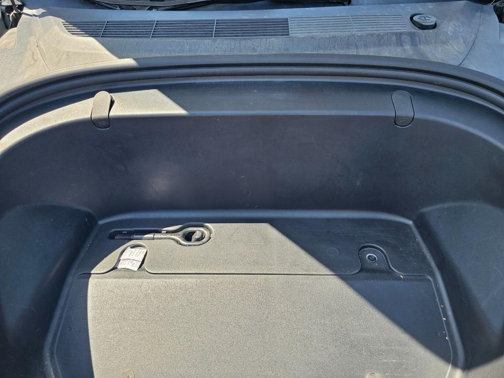 Tesla Model 3 Vehicle Full-screen Gallery Image 32