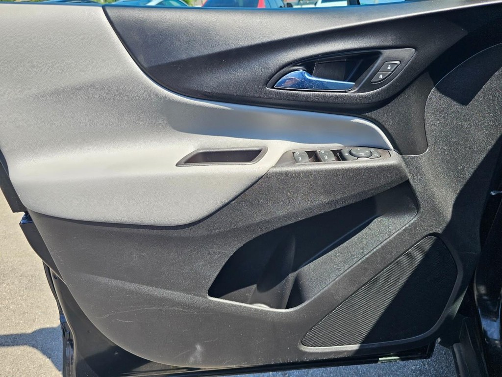 Chevrolet Equinox Vehicle Full-screen Gallery Image 15