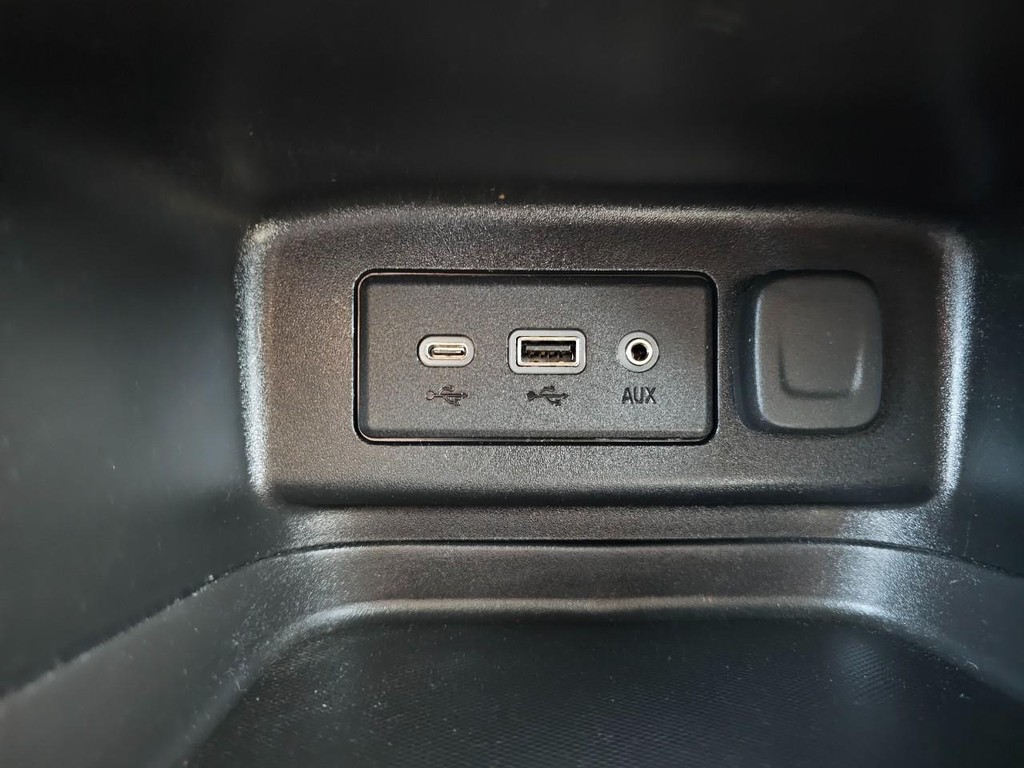Chevrolet Equinox Vehicle Full-screen Gallery Image 23