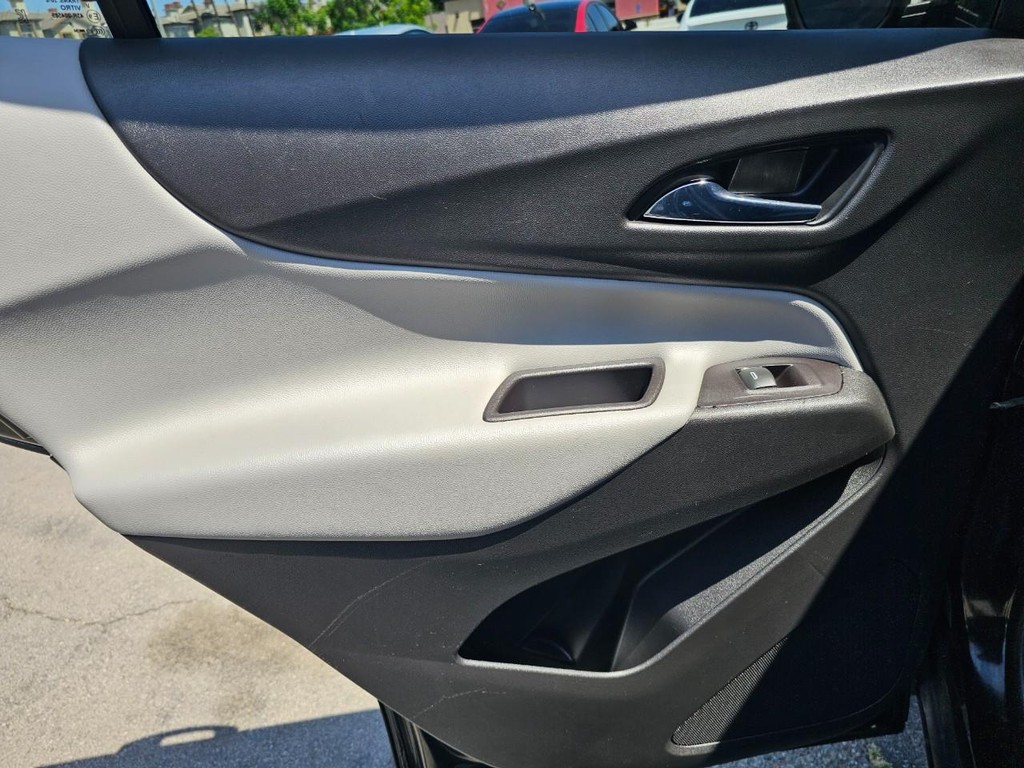 Chevrolet Equinox Vehicle Full-screen Gallery Image 24