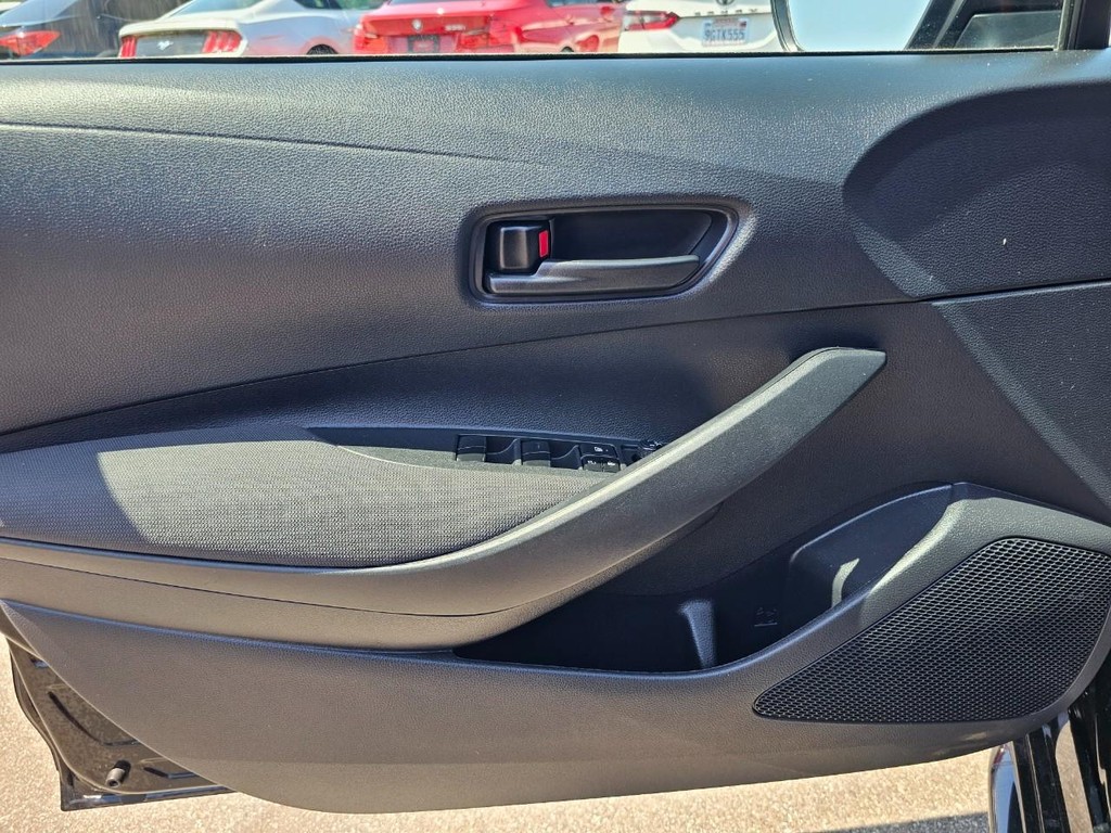 Toyota Corolla Vehicle Full-screen Gallery Image 16