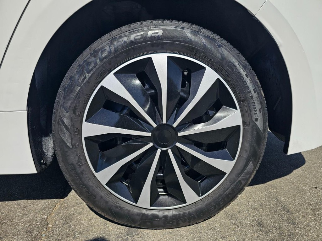 Toyota Corolla Vehicle Full-screen Gallery Image 16