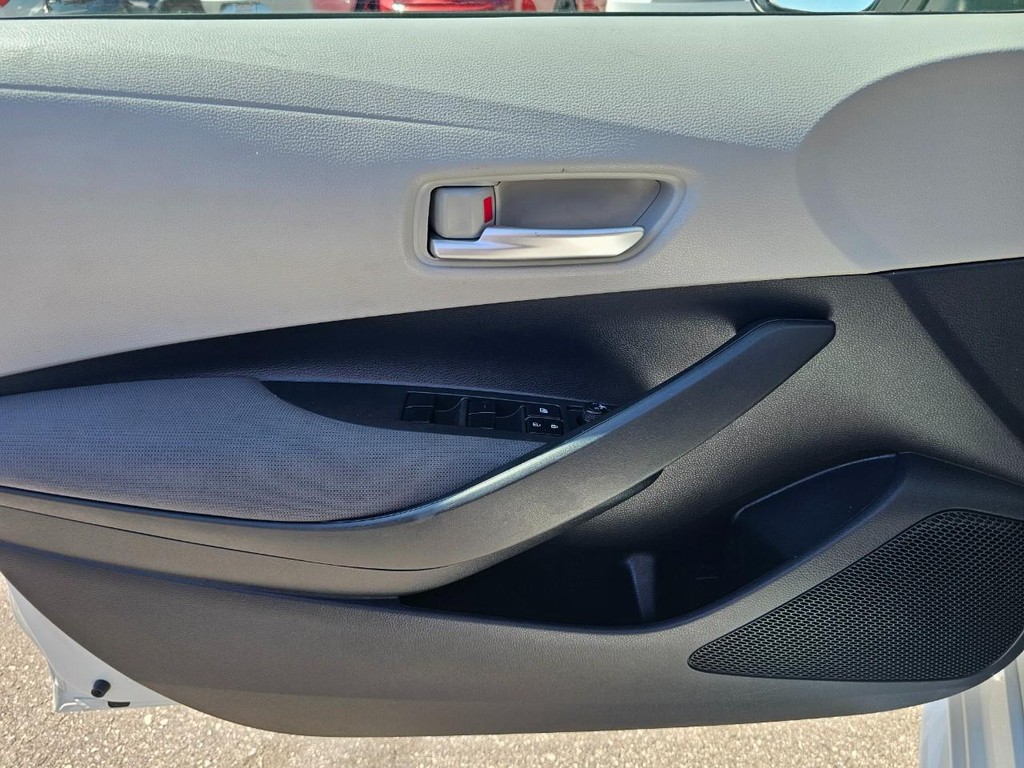 Toyota Corolla Vehicle Full-screen Gallery Image 17
