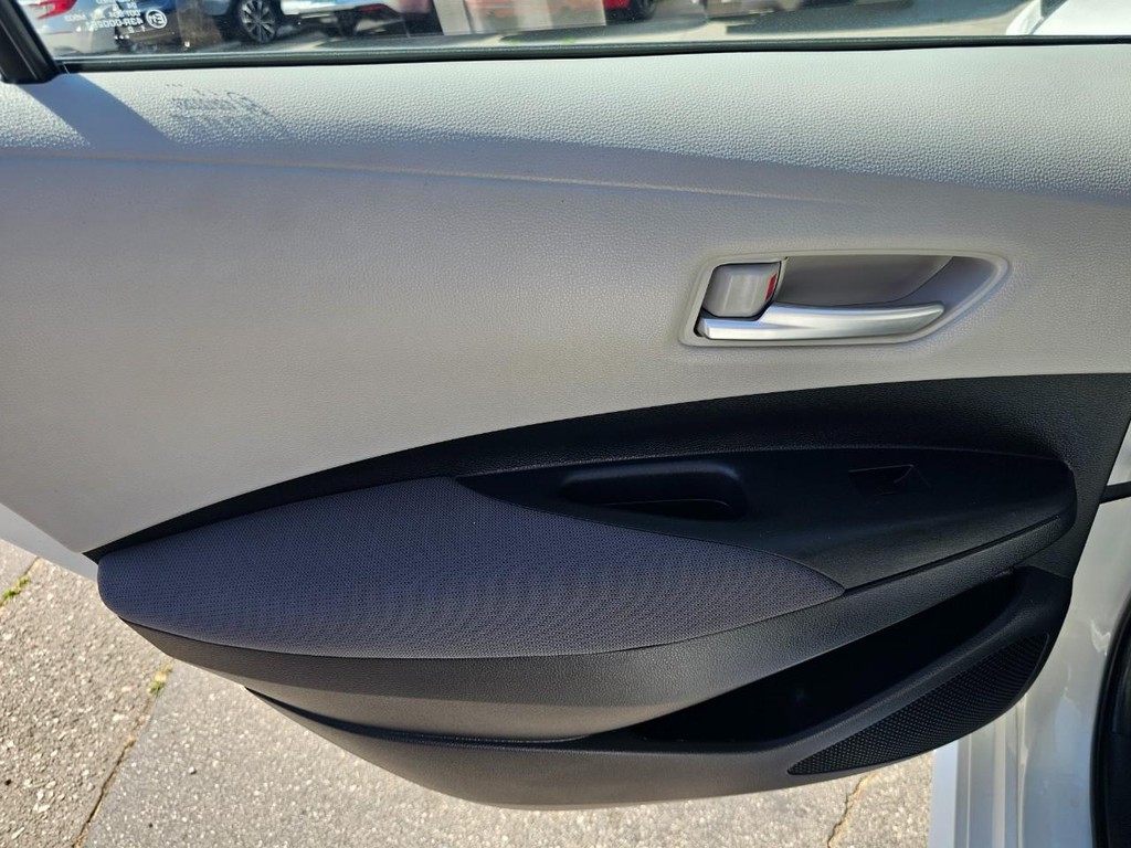 Toyota Corolla Vehicle Full-screen Gallery Image 23