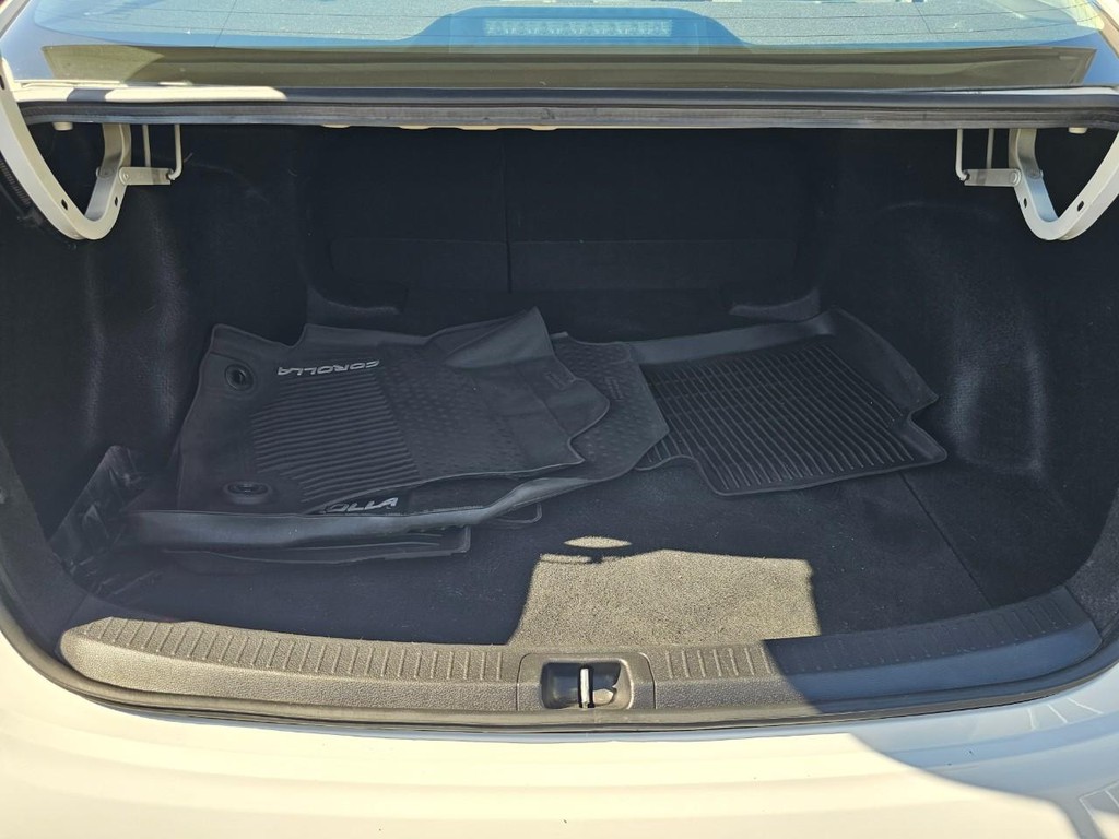 Toyota Corolla Vehicle Full-screen Gallery Image 32