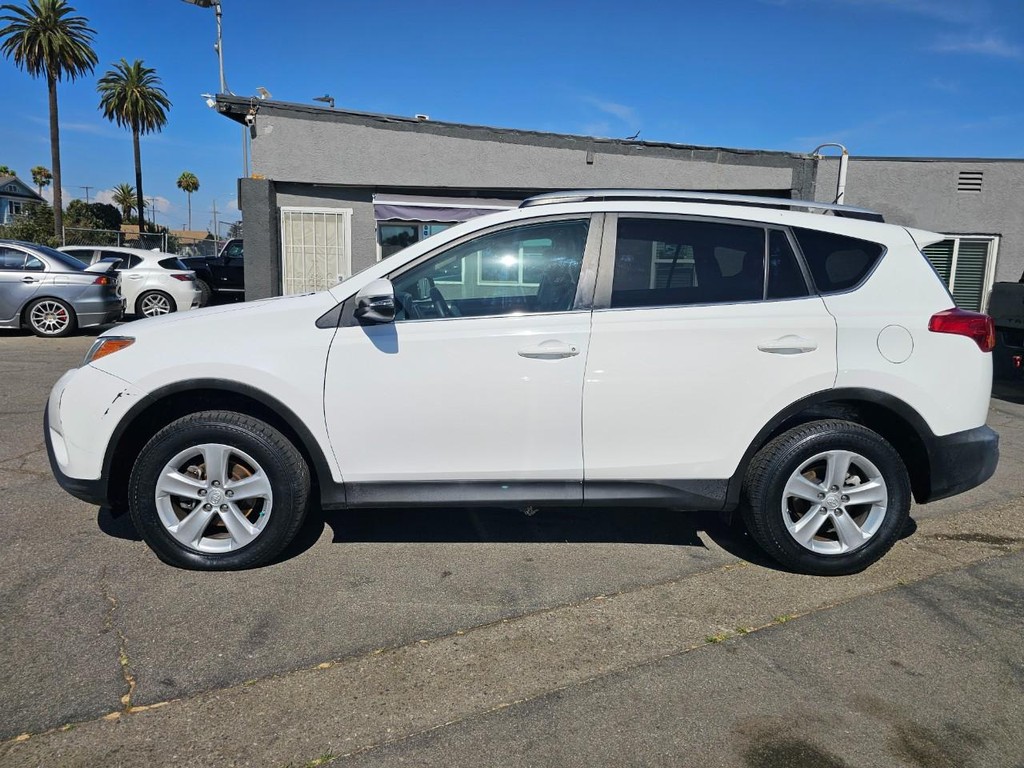 Toyota RAV4 Vehicle Full-screen Gallery Image 03