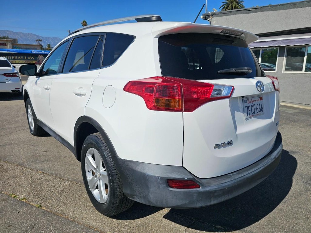 Toyota RAV4 Vehicle Full-screen Gallery Image 04