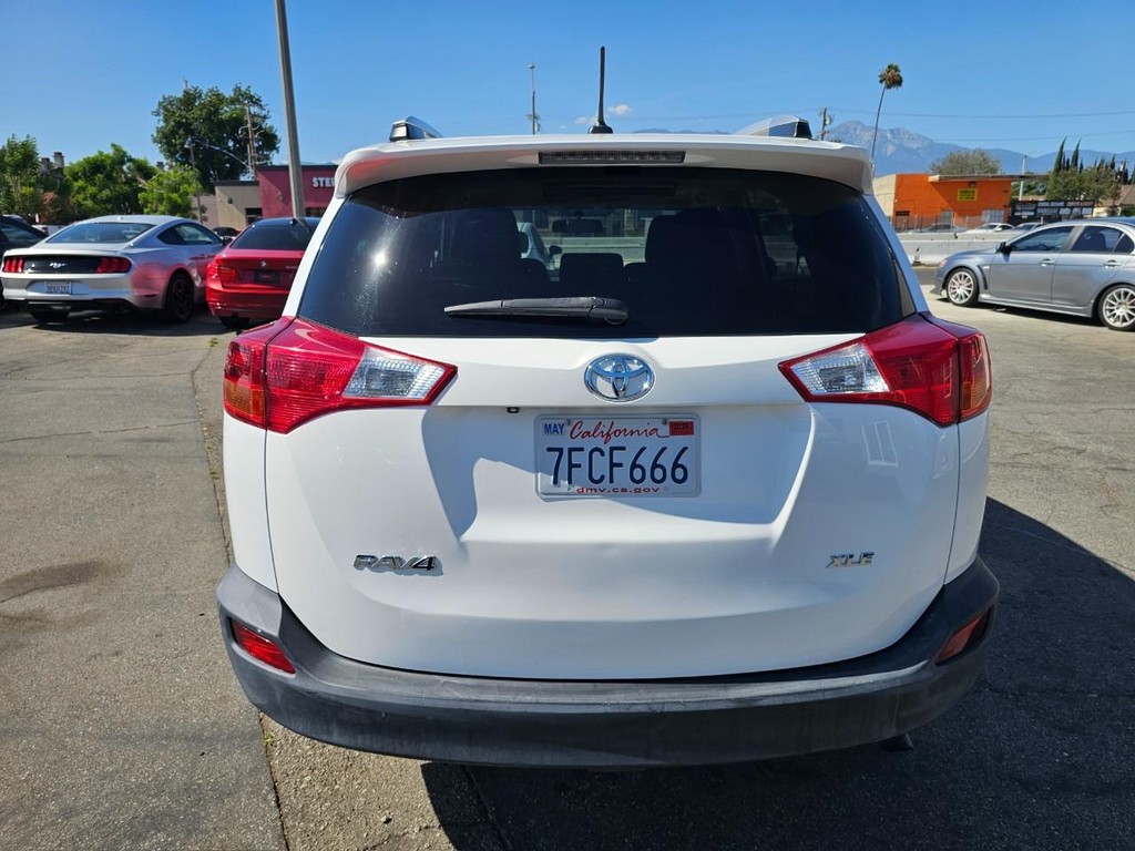 Toyota RAV4 Vehicle Full-screen Gallery Image 05