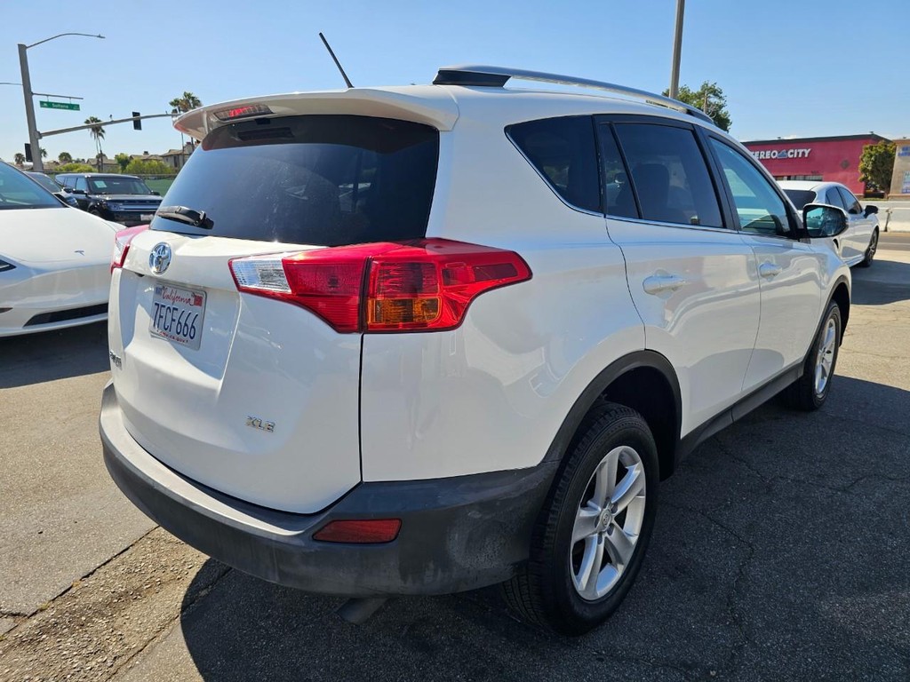 Toyota RAV4 Vehicle Full-screen Gallery Image 06