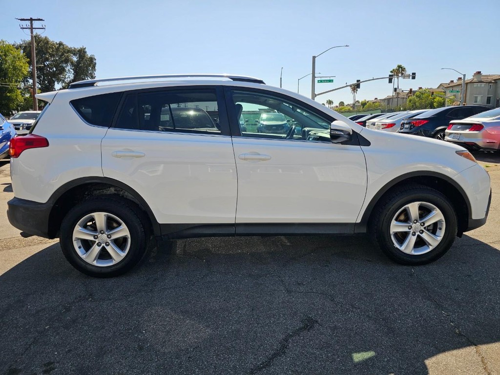 Toyota RAV4 Vehicle Full-screen Gallery Image 07