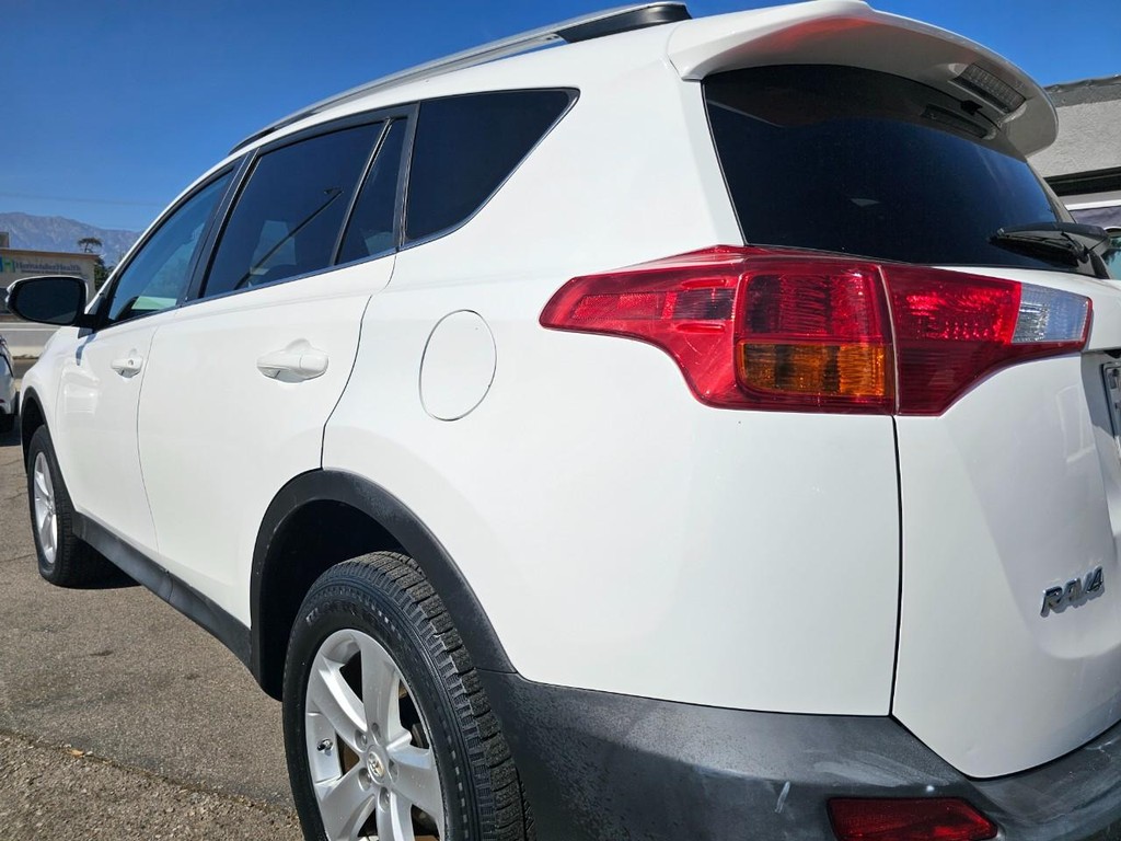 Toyota RAV4 Vehicle Full-screen Gallery Image 12