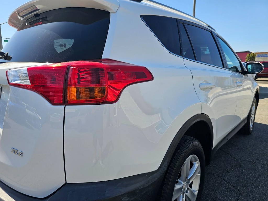 Toyota RAV4 Vehicle Full-screen Gallery Image 13