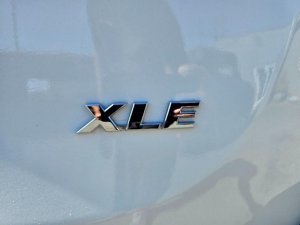 Toyota RAV4 Vehicle Full-screen Gallery Image 14