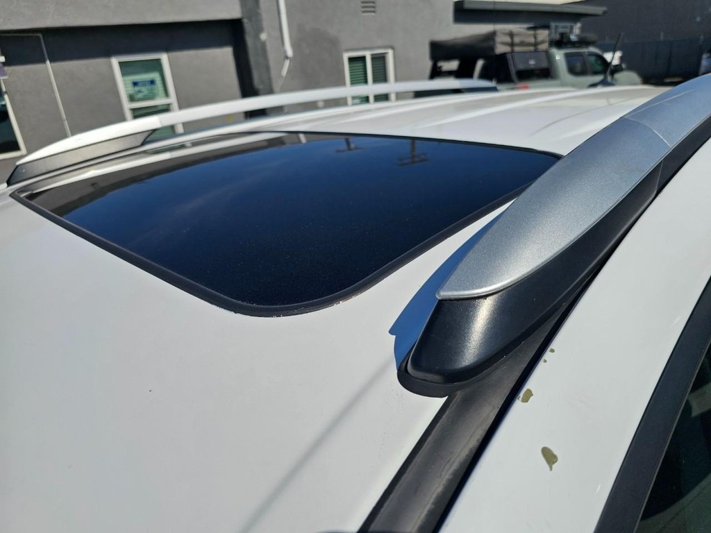 Toyota RAV4 Vehicle Full-screen Gallery Image 15