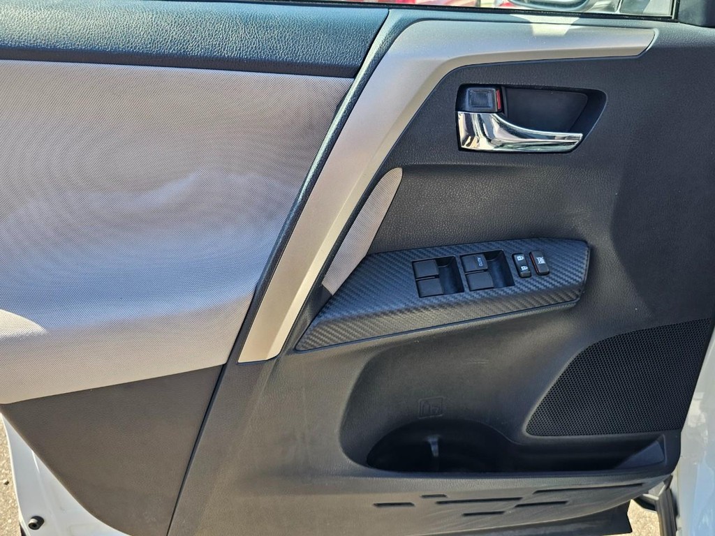 Toyota RAV4 Vehicle Full-screen Gallery Image 16