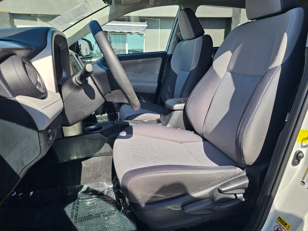 Toyota RAV4 Vehicle Full-screen Gallery Image 17