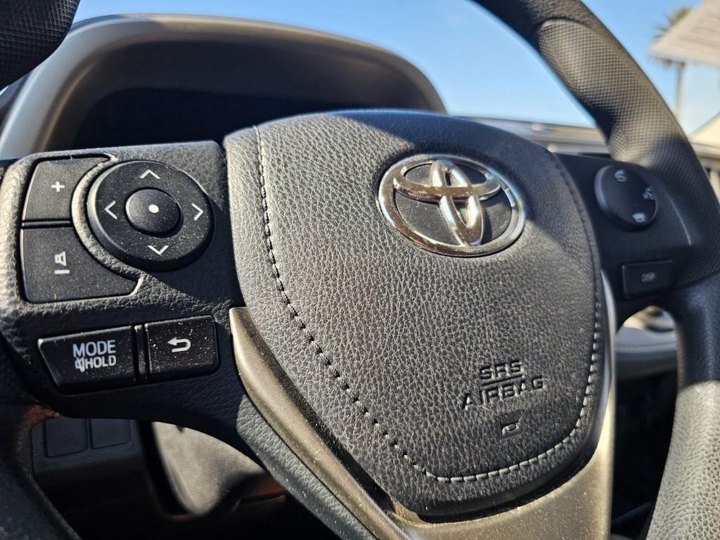 Toyota RAV4 Vehicle Full-screen Gallery Image 19