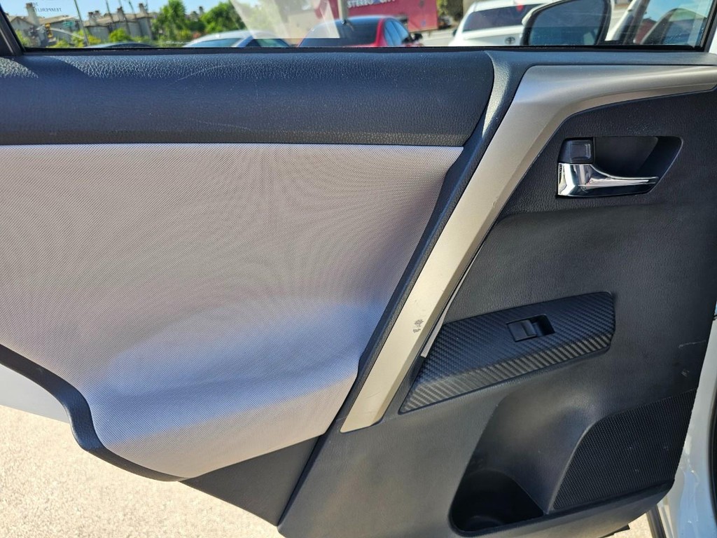 Toyota RAV4 Vehicle Full-screen Gallery Image 23
