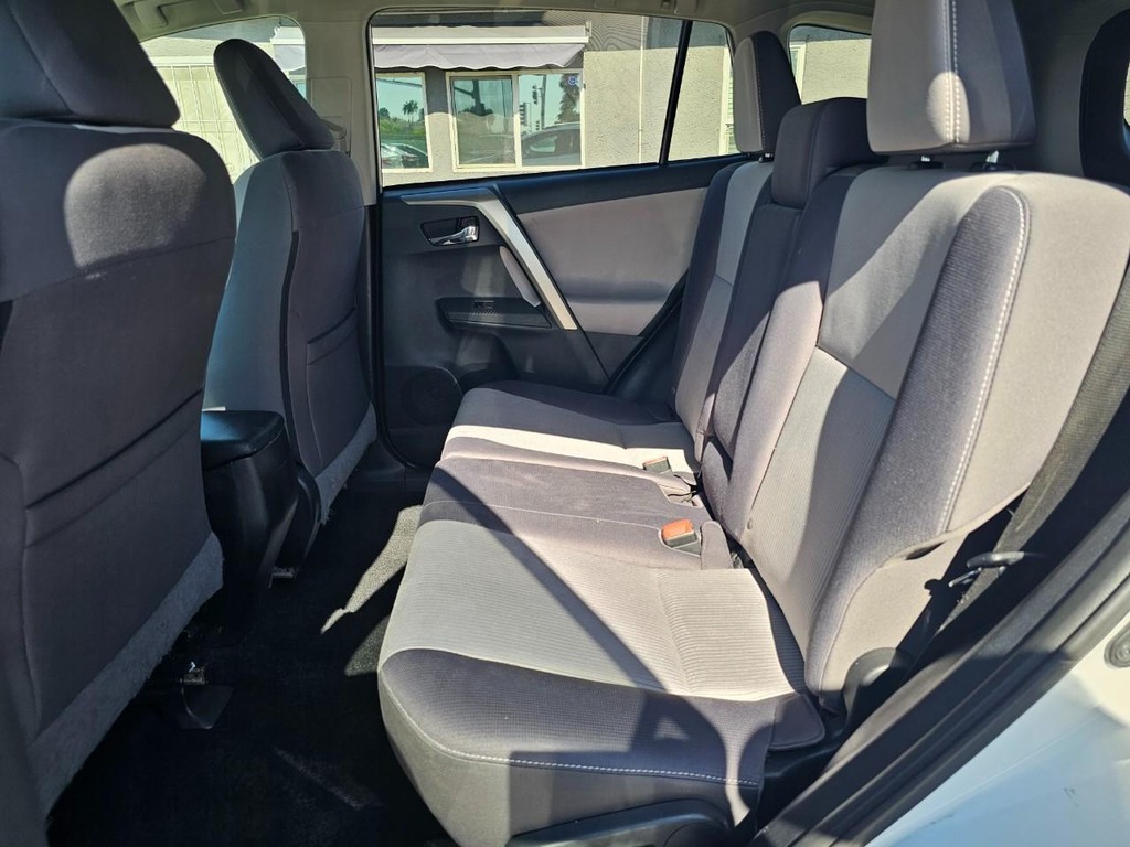 Toyota RAV4 Vehicle Full-screen Gallery Image 24