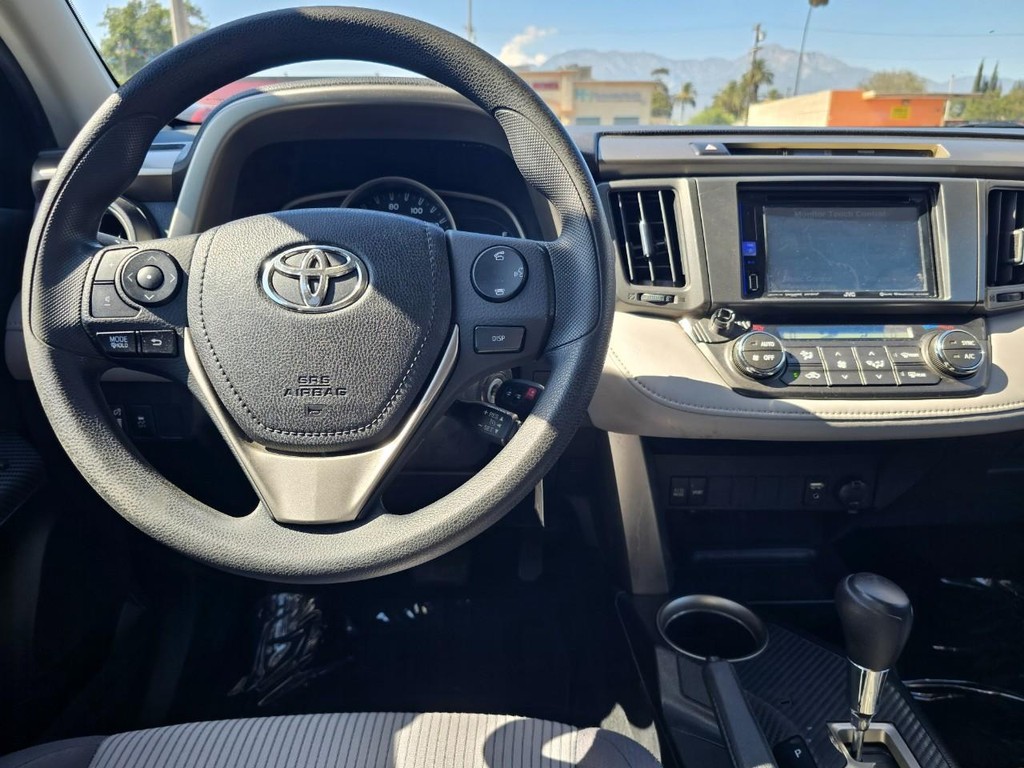 Toyota RAV4 Vehicle Full-screen Gallery Image 26