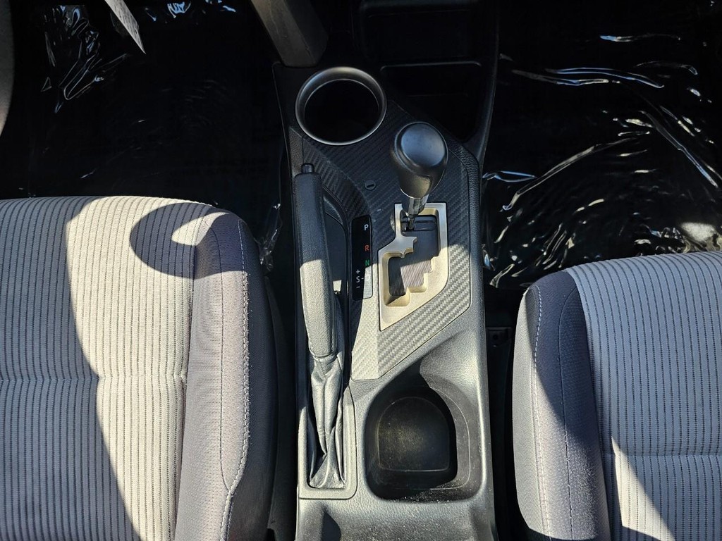 Toyota RAV4 Vehicle Full-screen Gallery Image 28