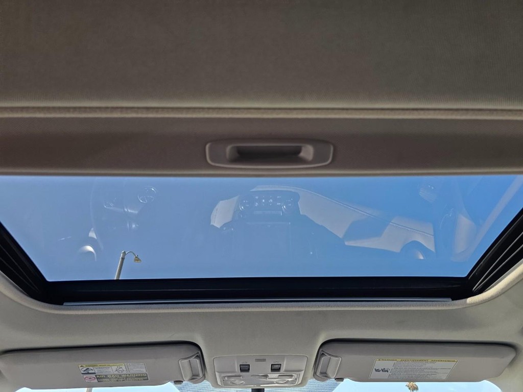 Toyota RAV4 Vehicle Full-screen Gallery Image 30