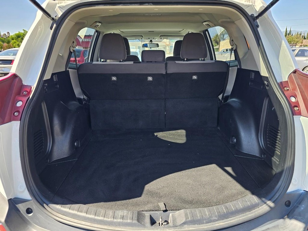 Toyota RAV4 Vehicle Full-screen Gallery Image 31