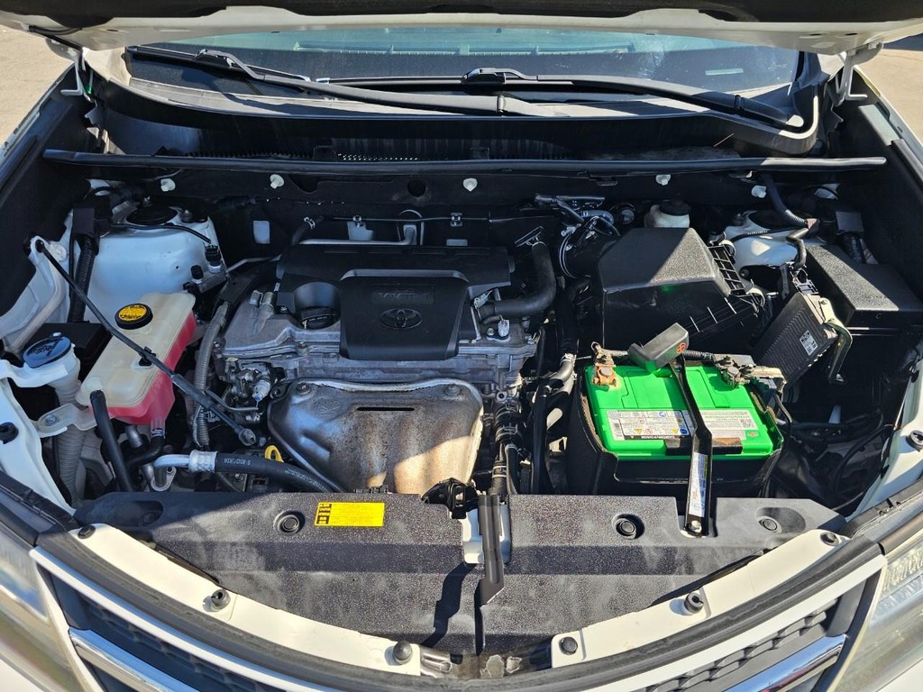 Toyota RAV4 Vehicle Full-screen Gallery Image 32