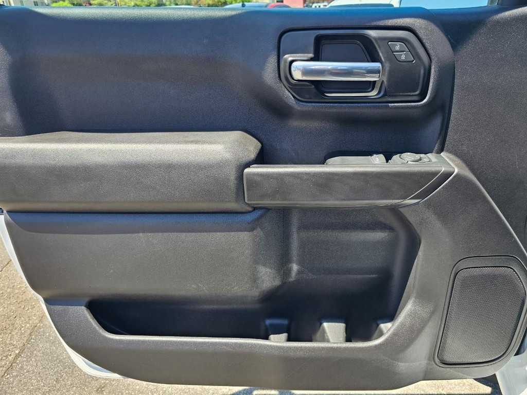 Chevrolet Silverado 1500 Vehicle Full-screen Gallery Image 16
