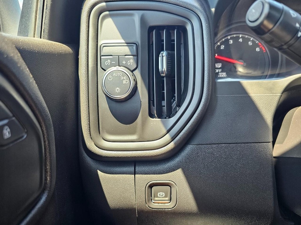 Chevrolet Silverado 1500 Vehicle Full-screen Gallery Image 18