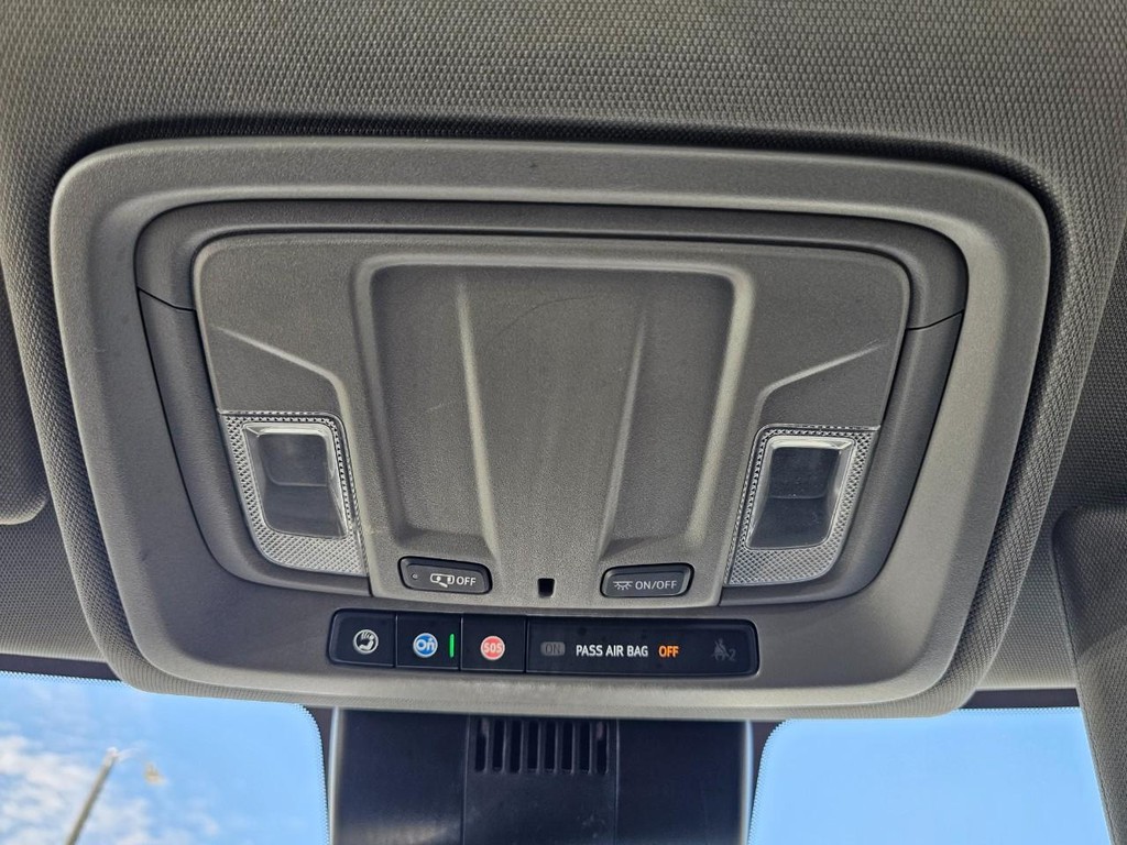 Chevrolet Silverado 1500 Vehicle Full-screen Gallery Image 24