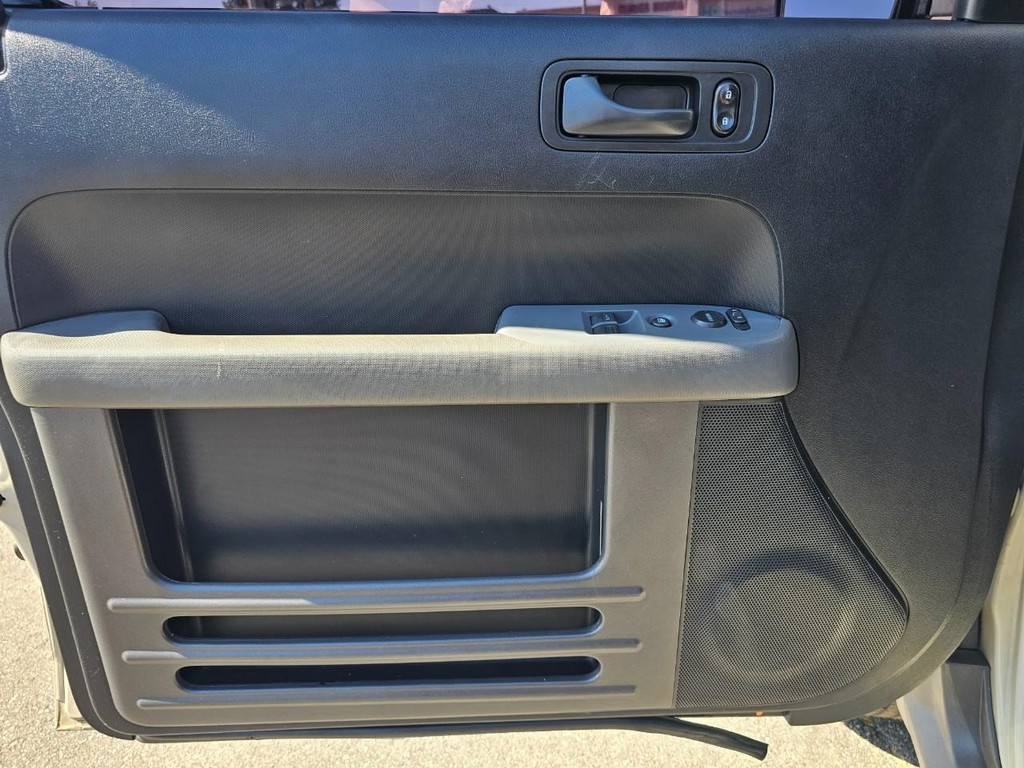Honda Element Vehicle Full-screen Gallery Image 14