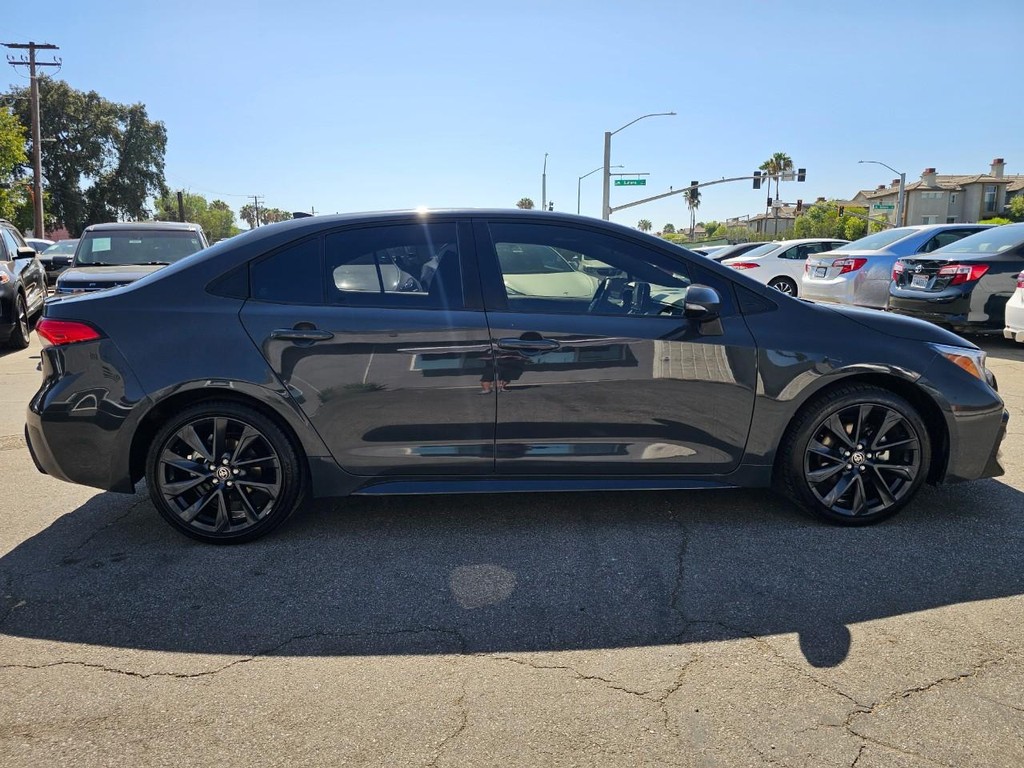 Toyota Corolla Vehicle Full-screen Gallery Image 6