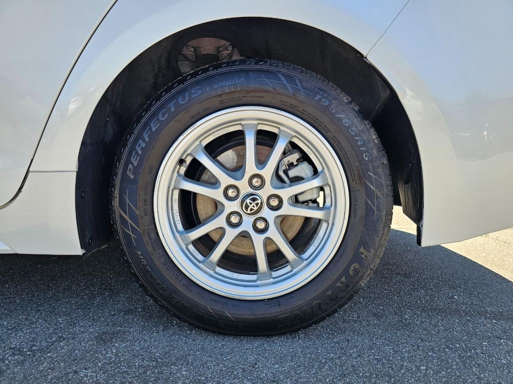 Toyota Corolla Vehicle Full-screen Gallery Image 15